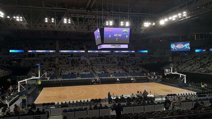 第79分钟，利用角球机会，法比奥破门！4-0！（封面配图）